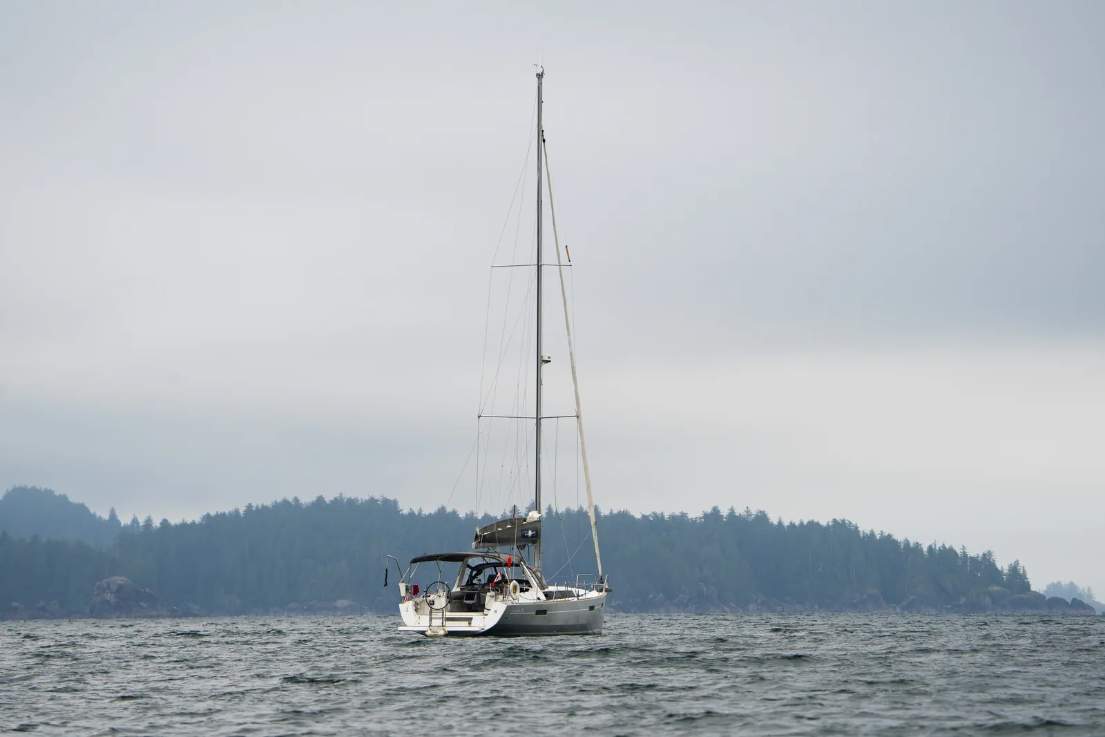 Die Segelyacht vor der diesigen Küste der Westseite