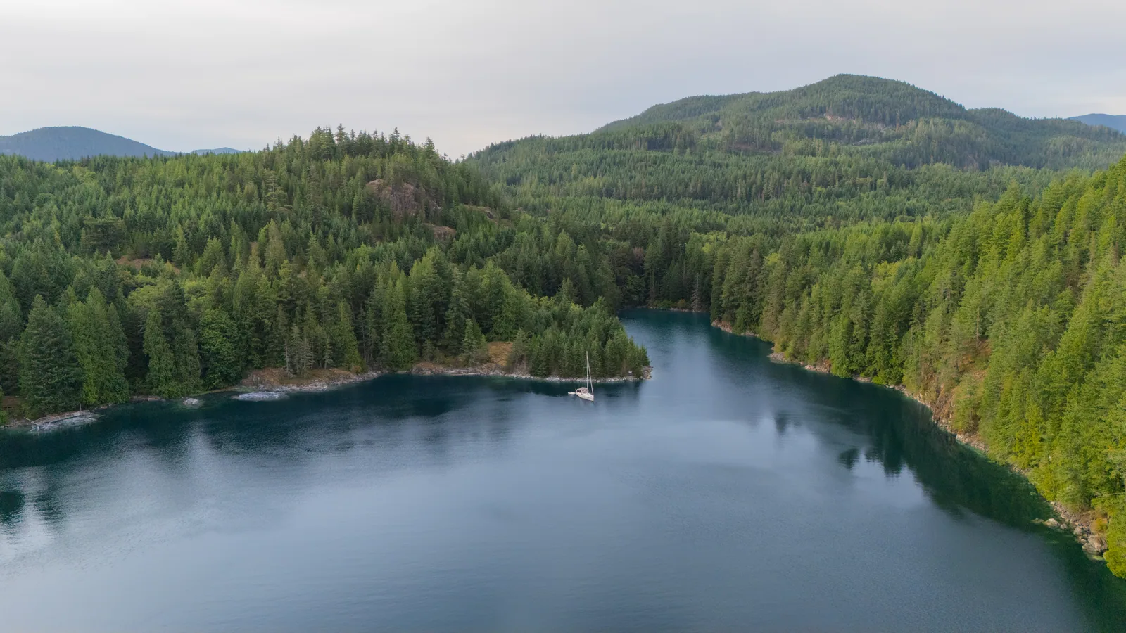Luftaufnahme der einsamen Evans Bay auf Read Island