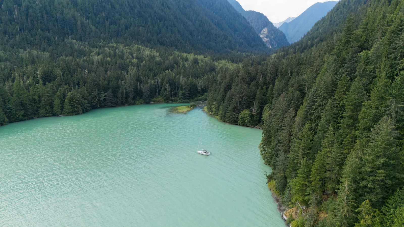 Luftaufnahme des gletschertürkisen Wassers bei Kwalate Creek