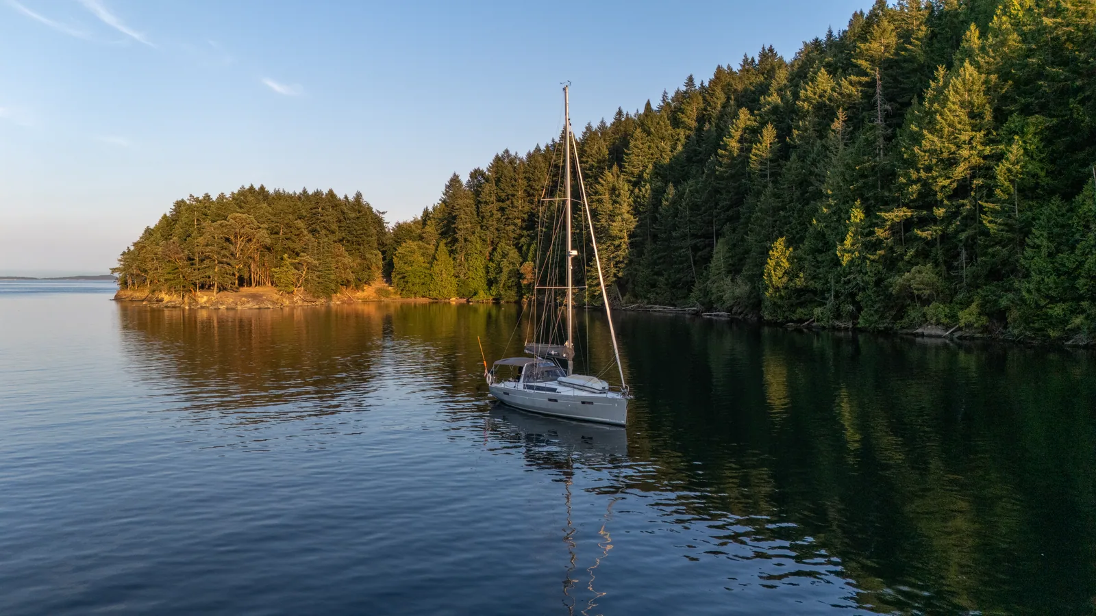 Luftaufnahme der Segelyacht vor Anker in der Narvaez Bay