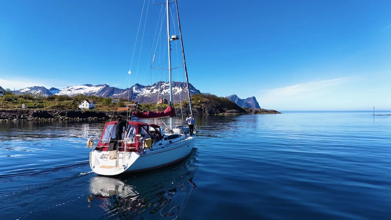 Segeln zwischen Inseln vor Andøya