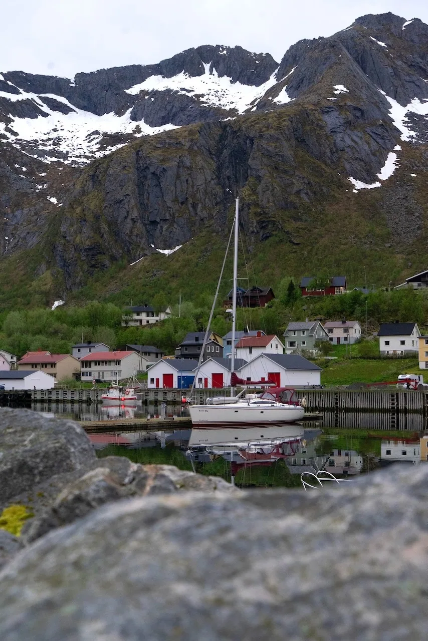 Buntes Fischerdorf Gryllefjord vor spitzen Bergen