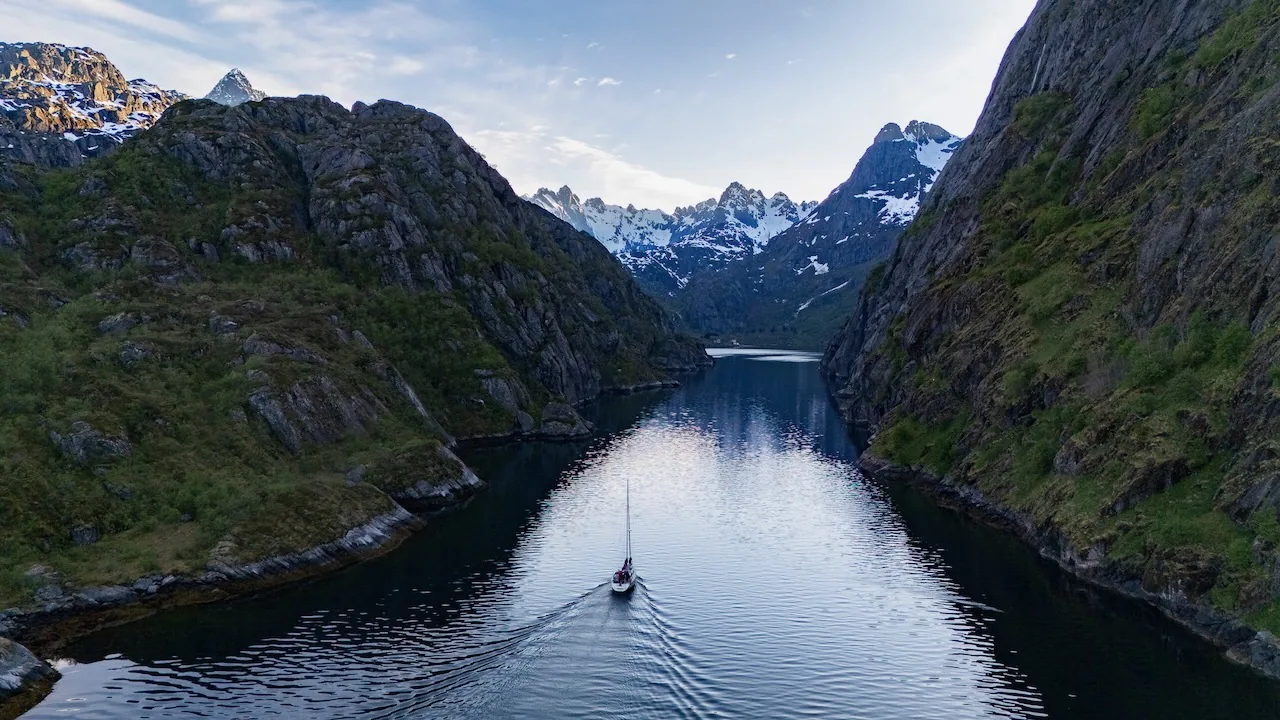 Einfahrt in den Trollfjord aus der Luft
