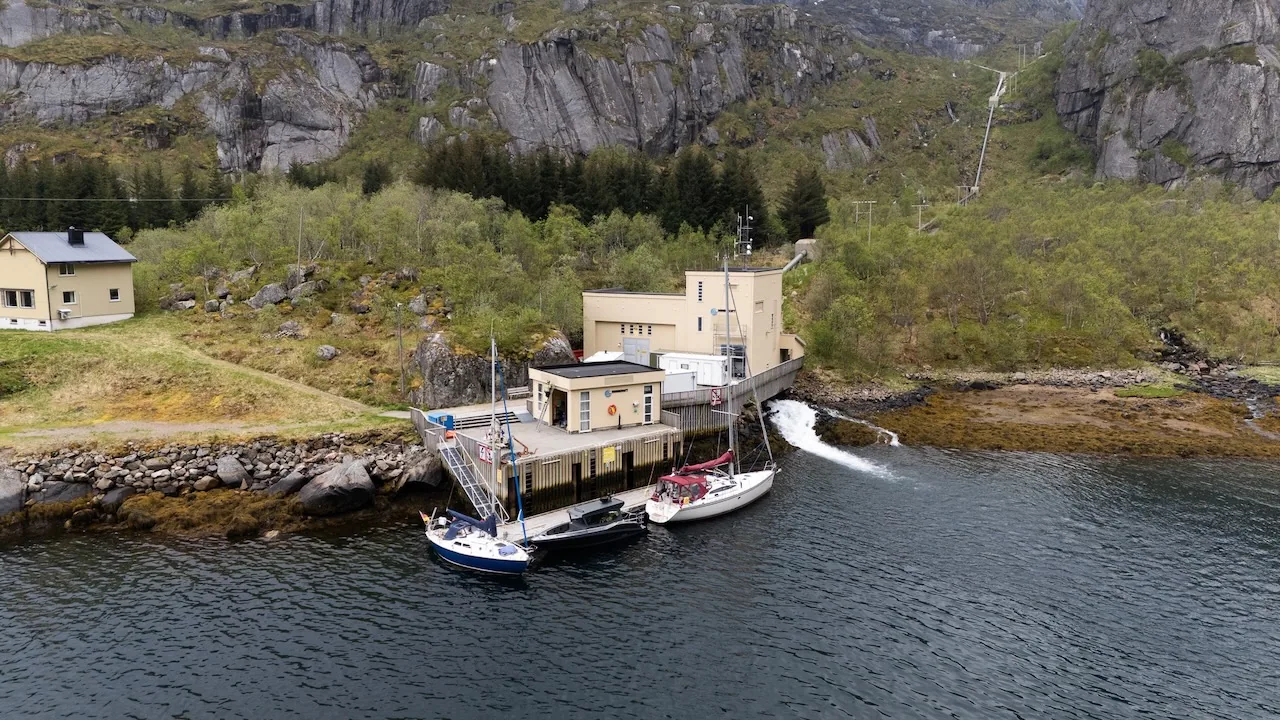 Boote am Pier im Trollfjord