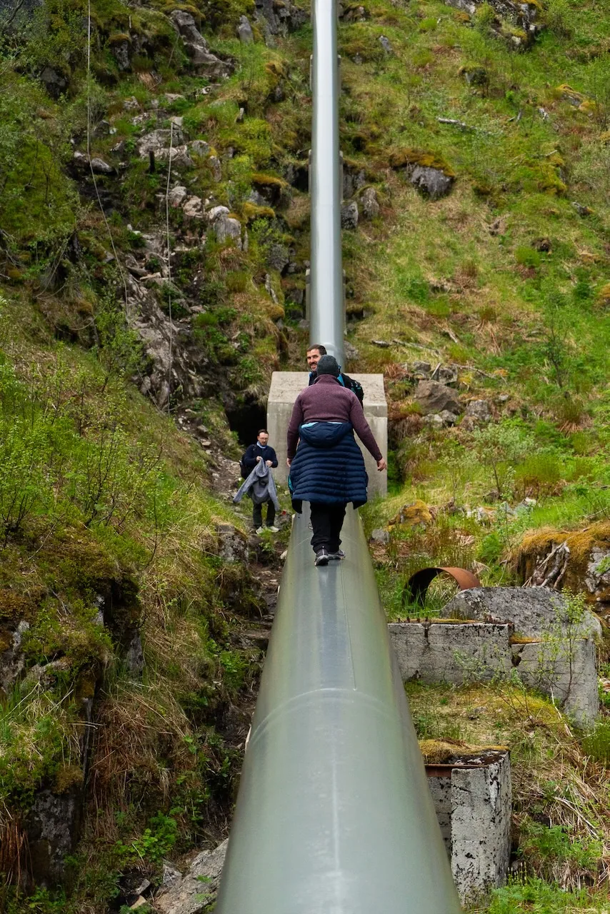 Wanderung entlang der Pipeline am Trollfjord